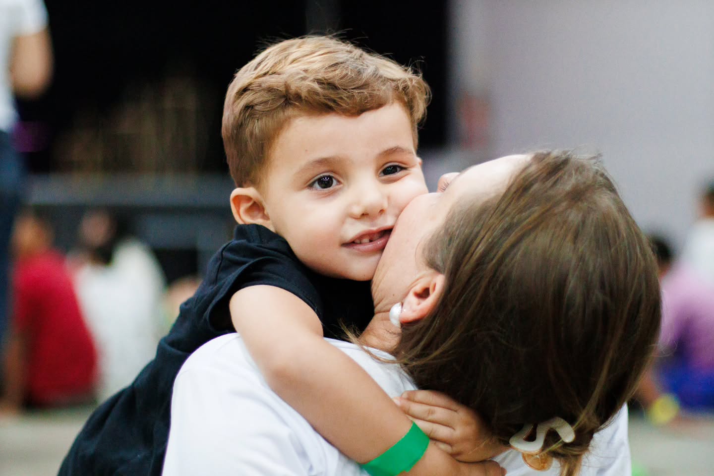 Momento de carinho entre mãe e filho
