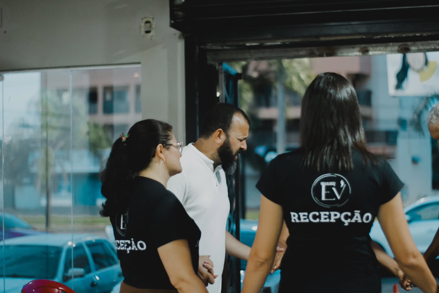 Equipe de recepção acolhendo visitantes