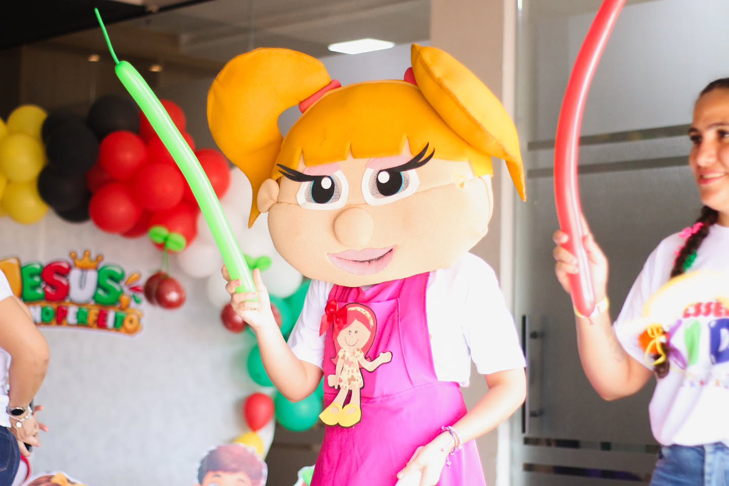 Personagem infantil animando a tarde com os balões da decoração