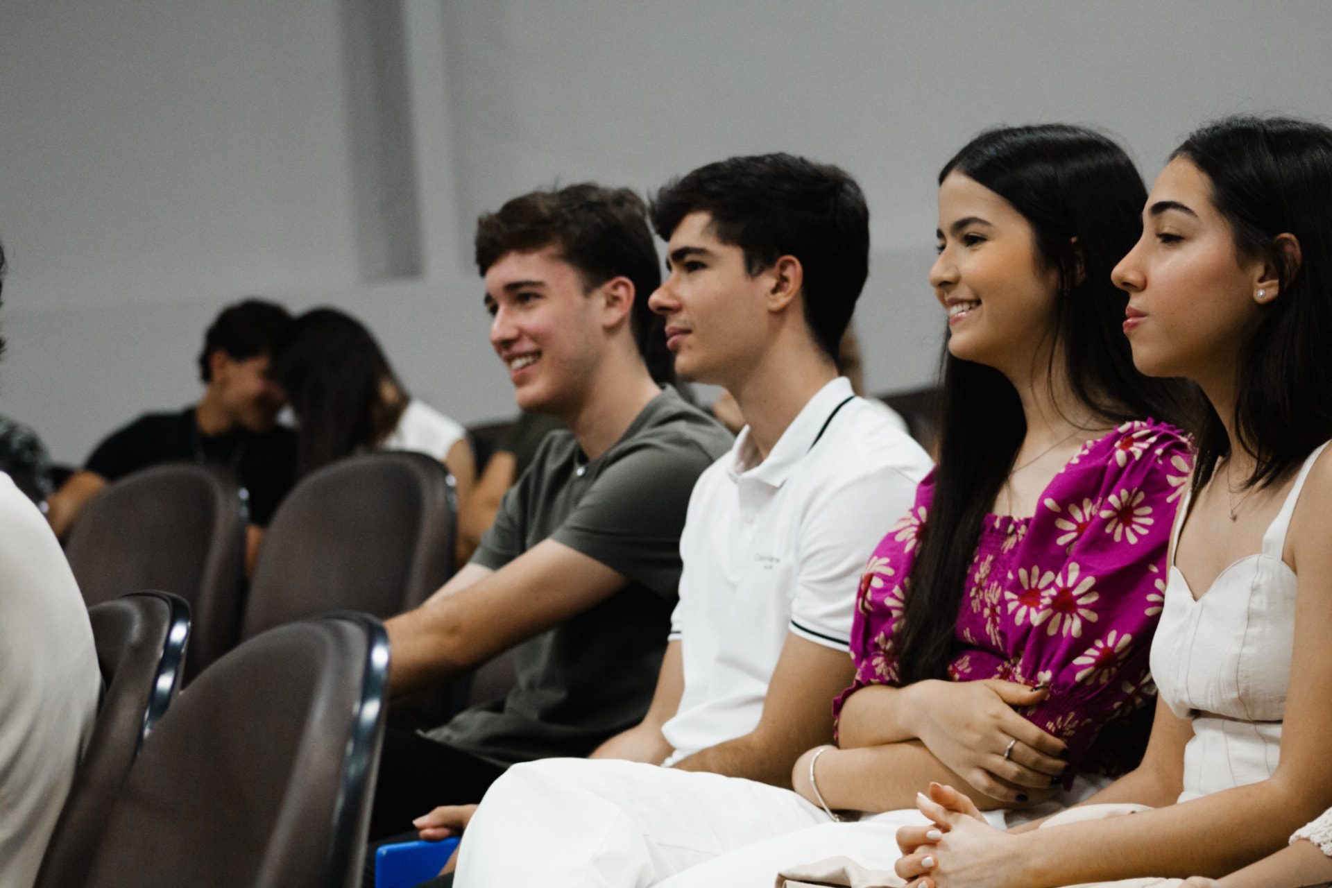 Jovens reunidos em comunidade