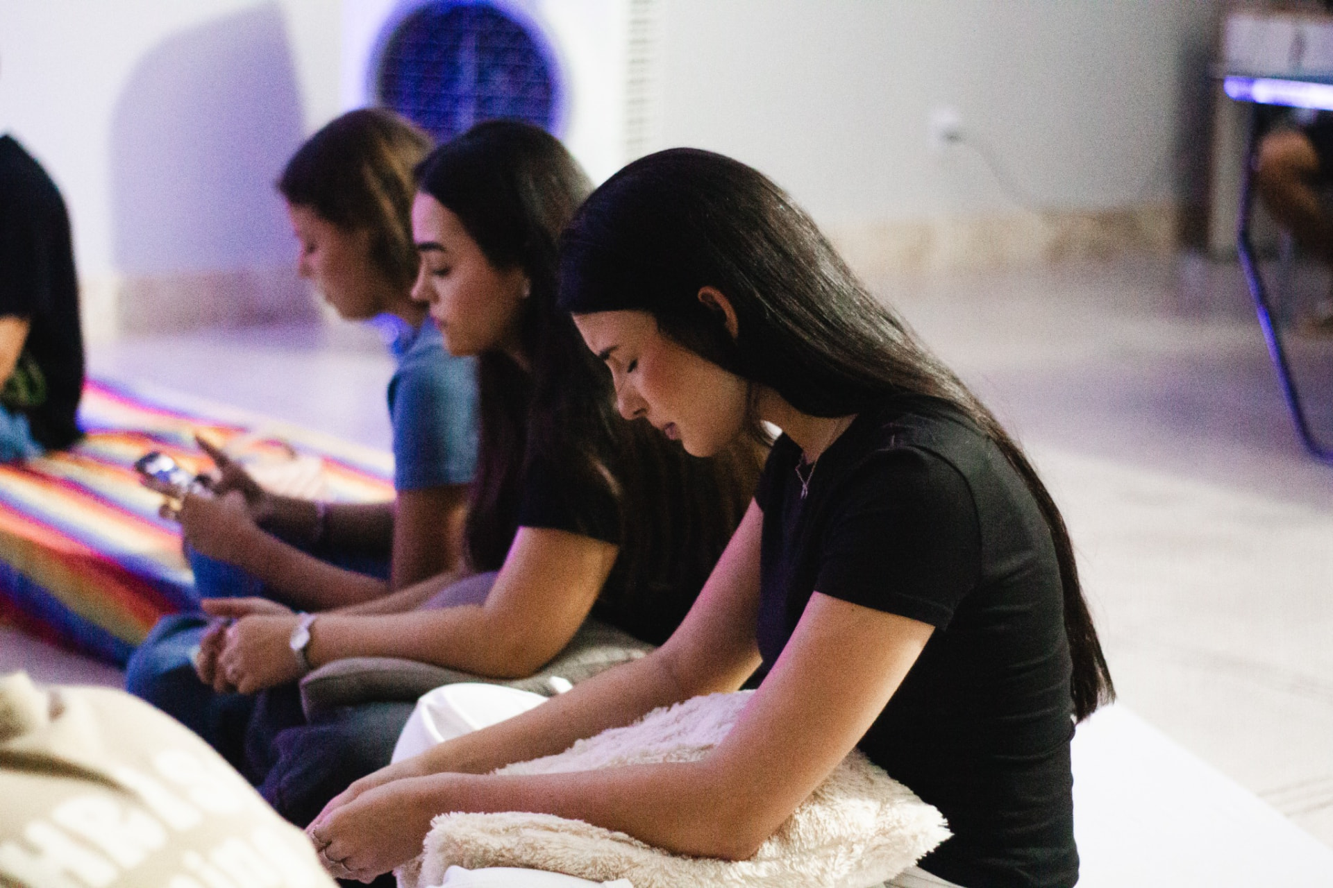 Jovem em momento de reflexão