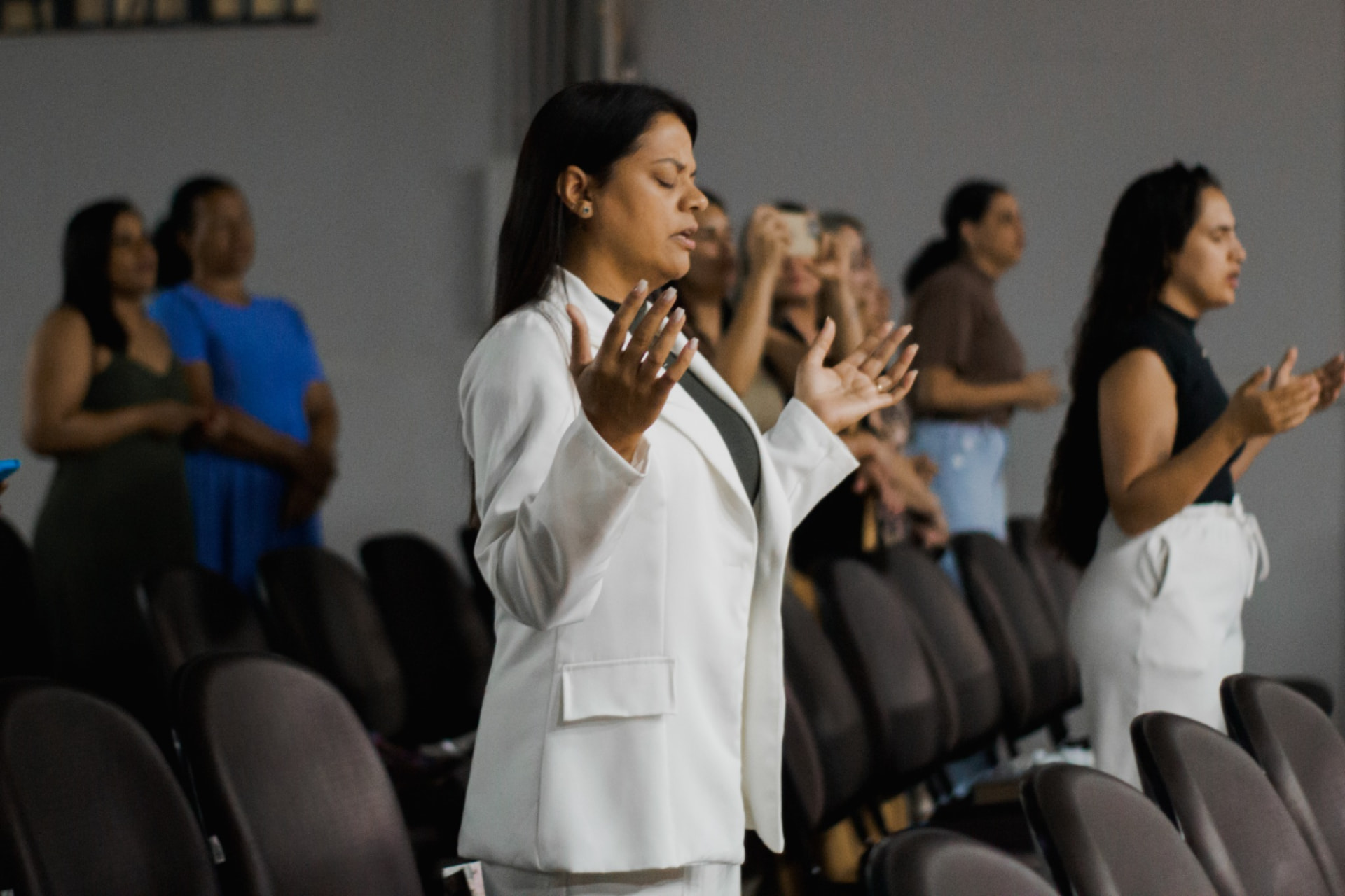 Momento de oração entre mulheres