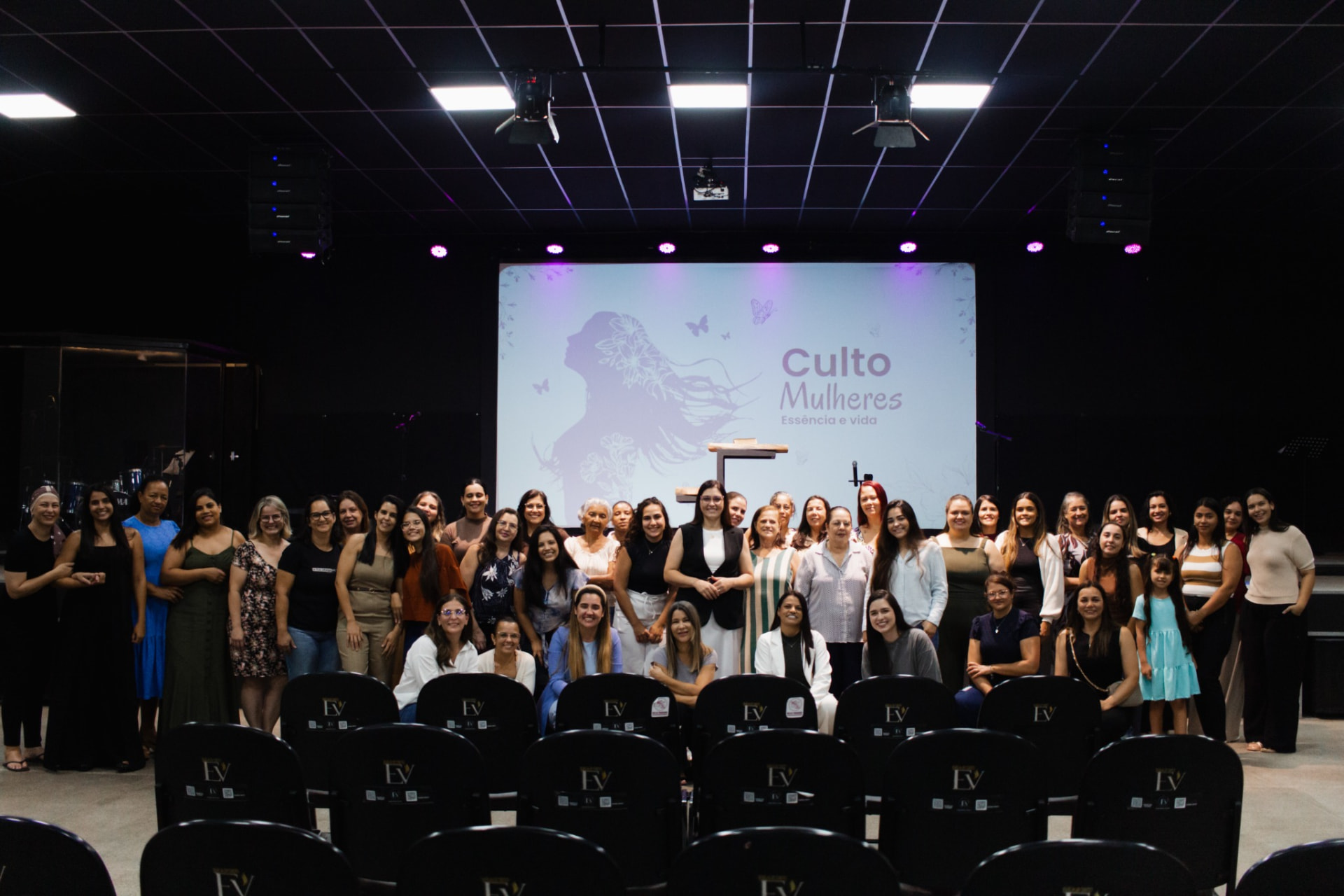 Mulheres reunidas em culto