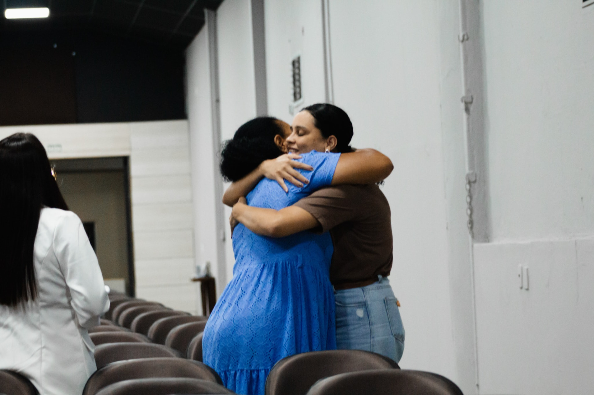 Mulheres Essenciais em abraço e comunhão