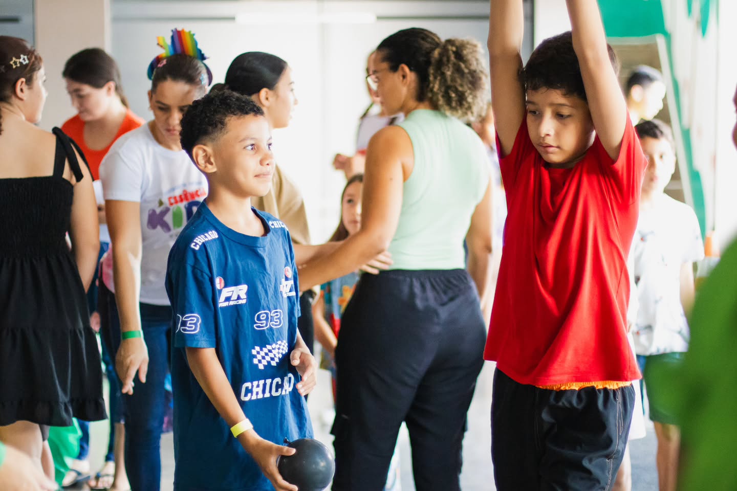 Crianças brincando com bola durante a recreação