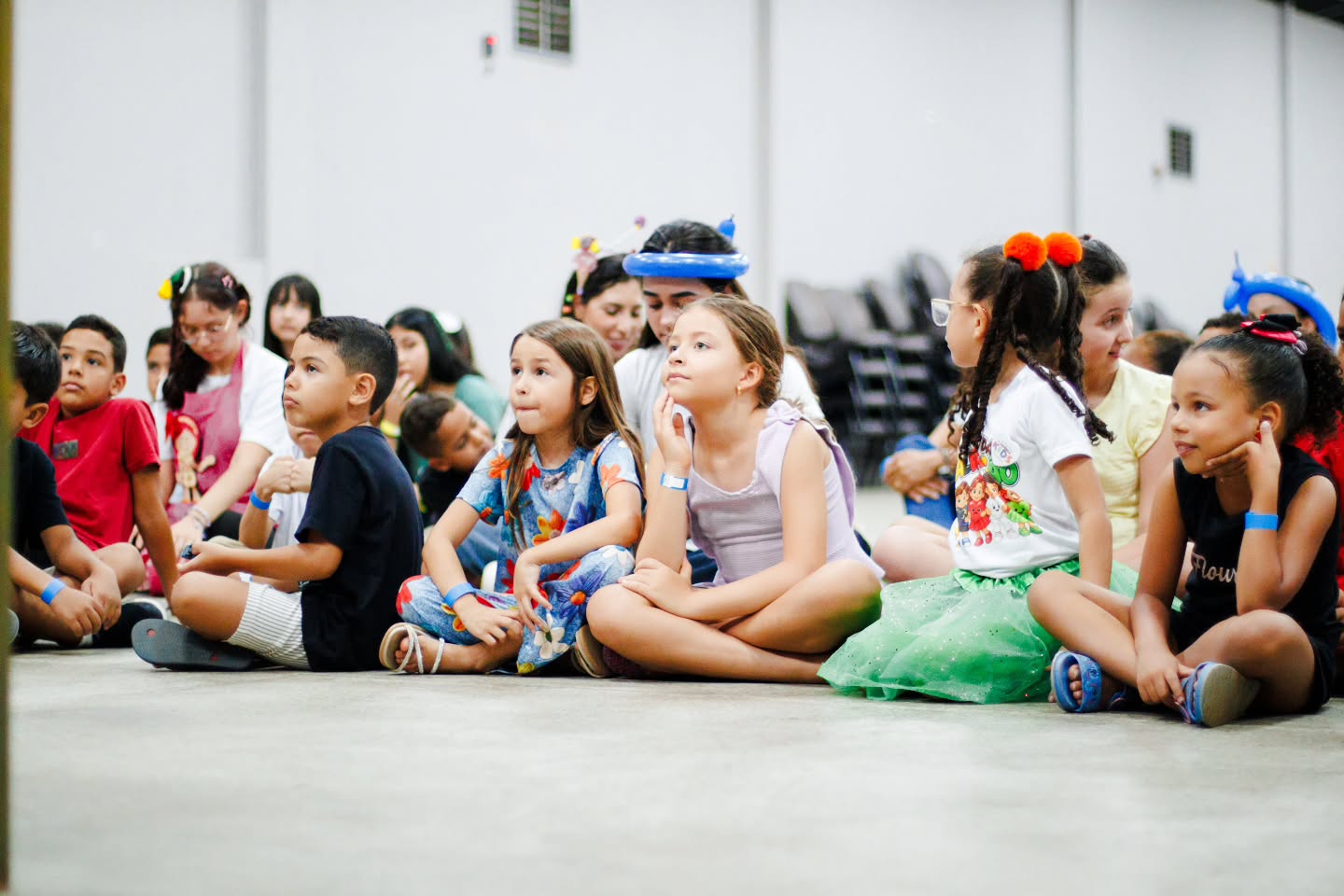 Turma de crianças acompanhando o programa