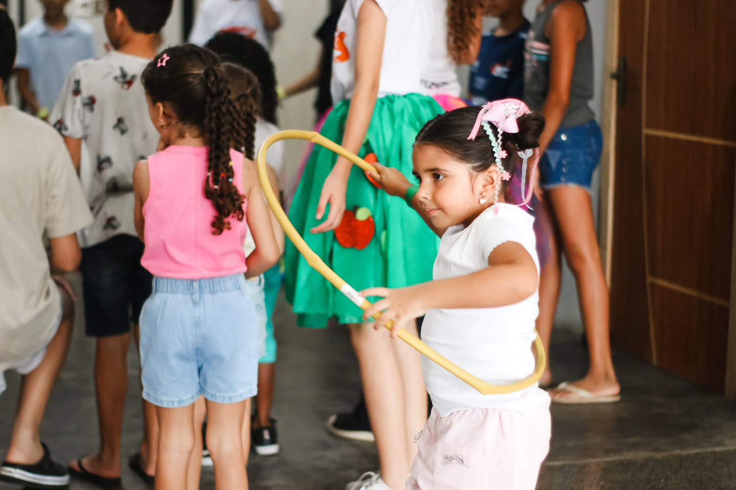 Criança brincando com arco durante as atividades