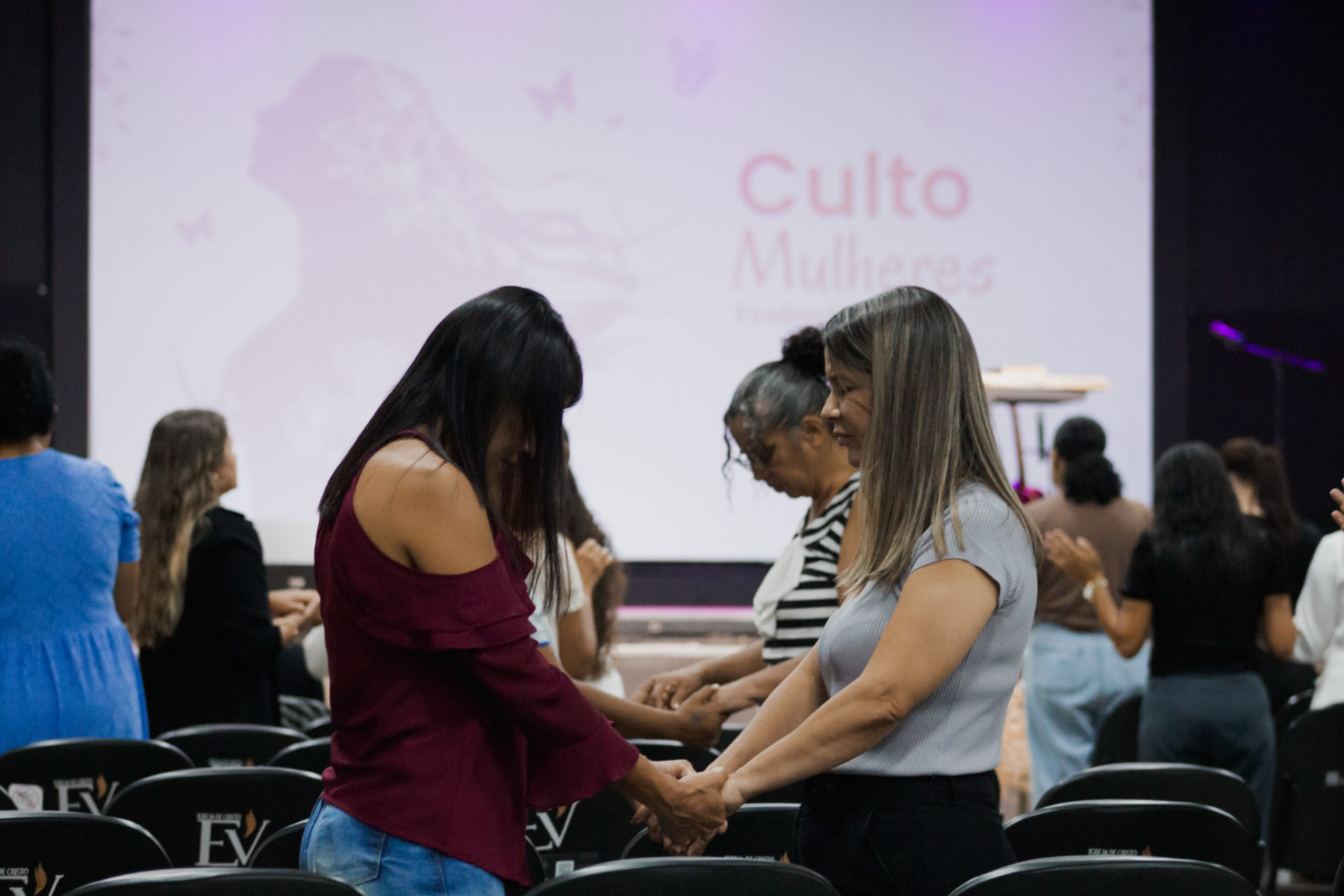 Mulheres Essenciais em oração em dupla