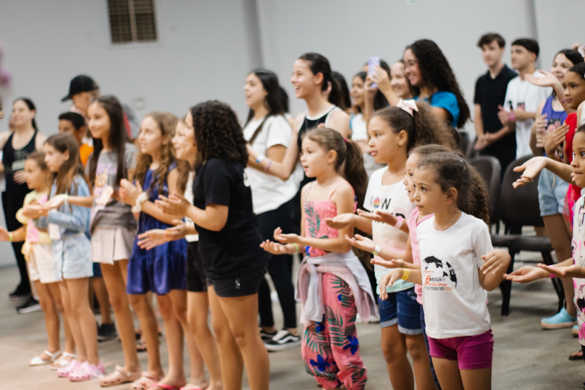 Crianças reunidas em momento de louvor