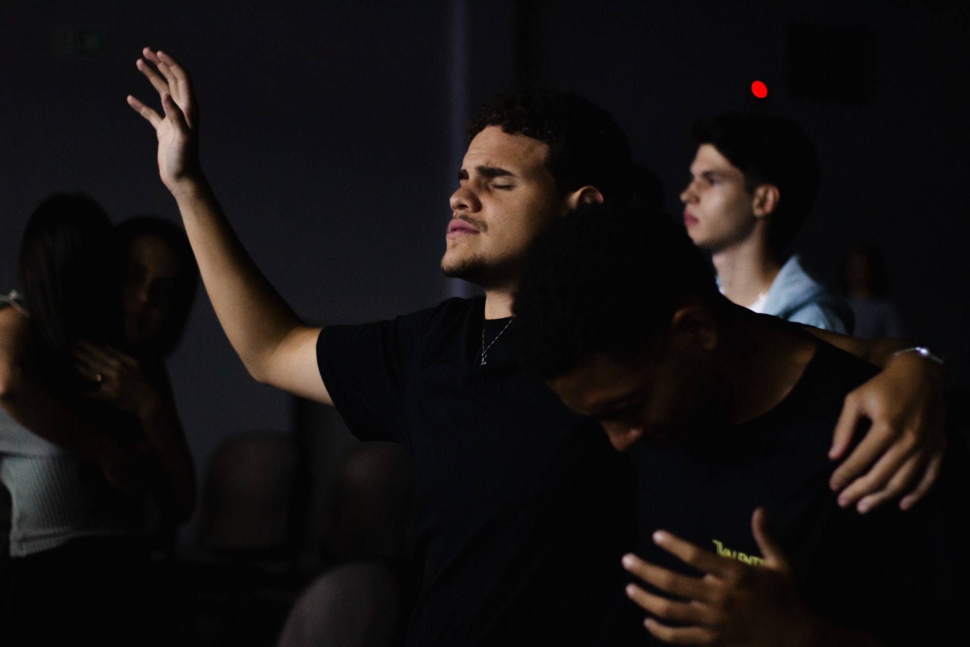 Jovens em adoração