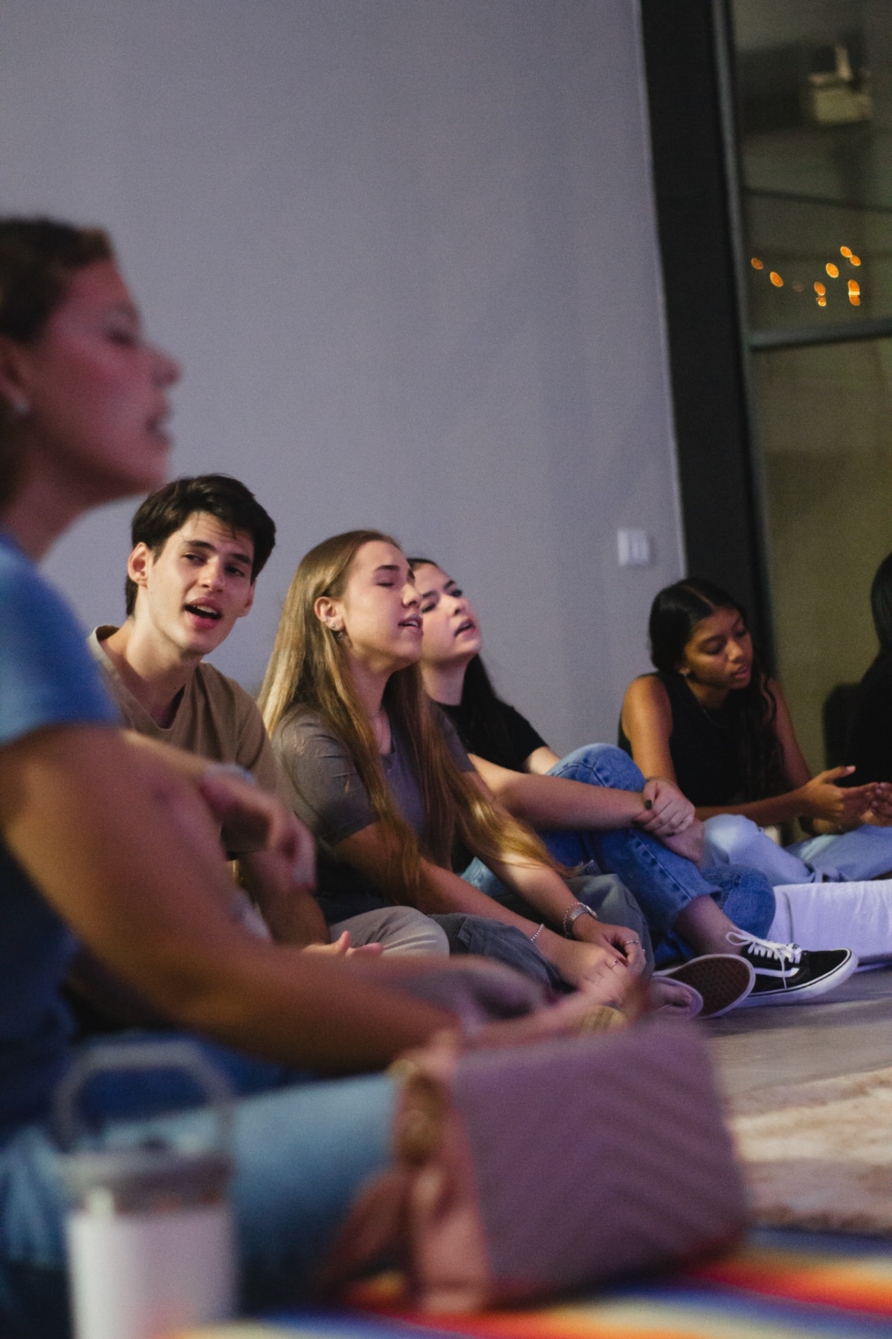 Jovens reunidos em comunhão e adoração