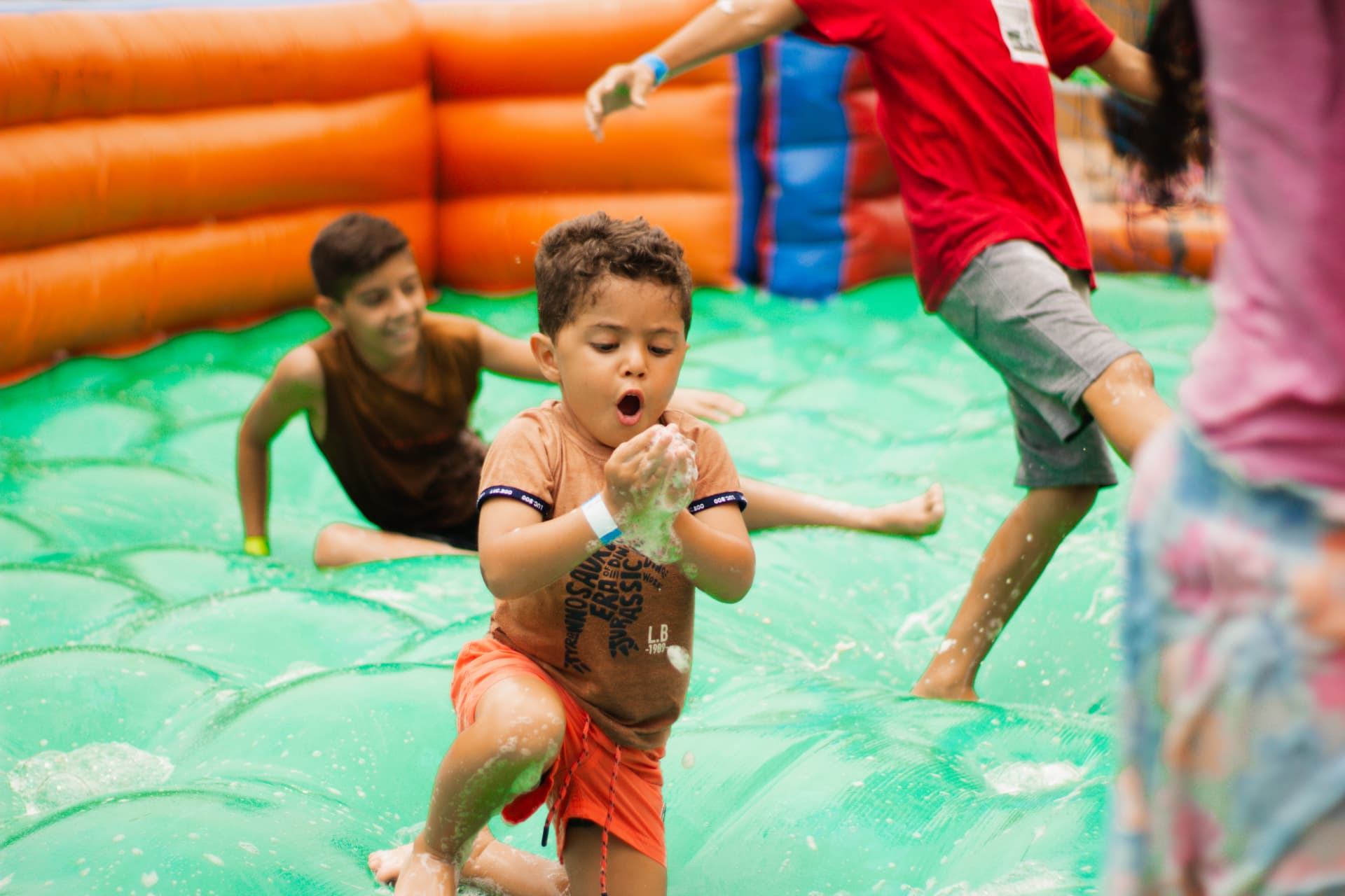 Crianças participando de atividade recreativa