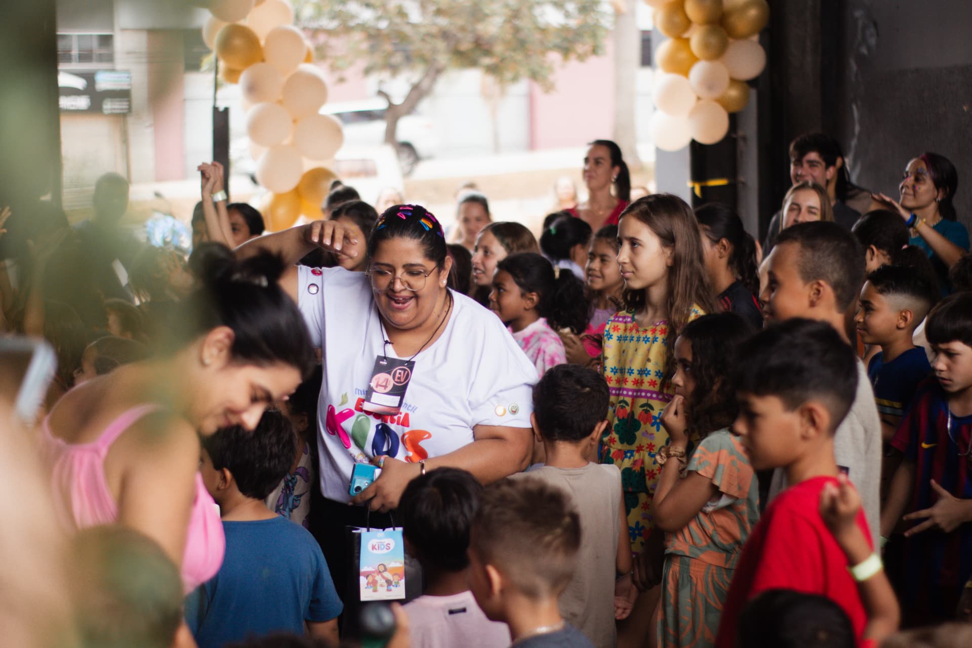 Crianças reunidas em encontro do ministério infantil