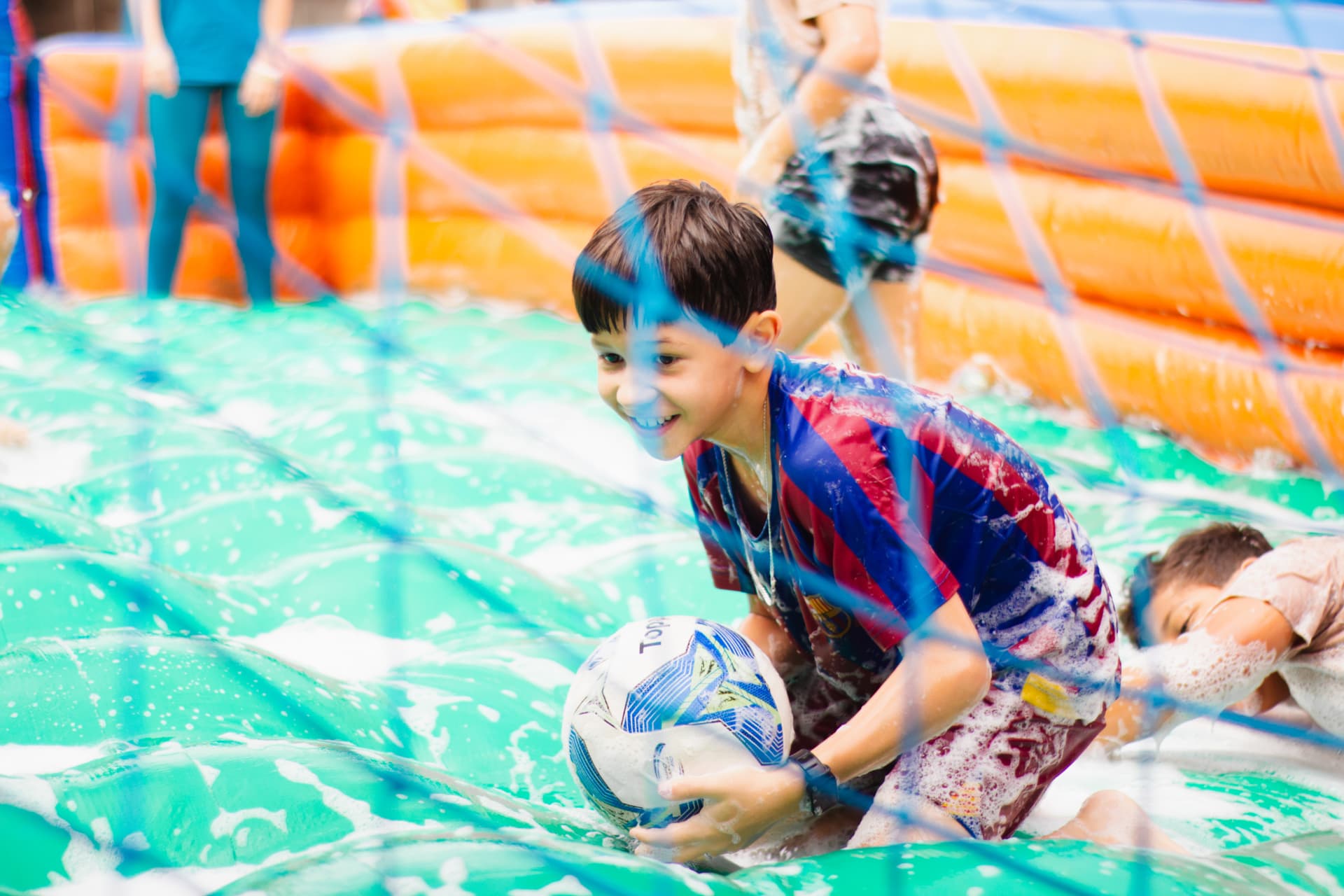 Criança se divertindo em atividade recreativa