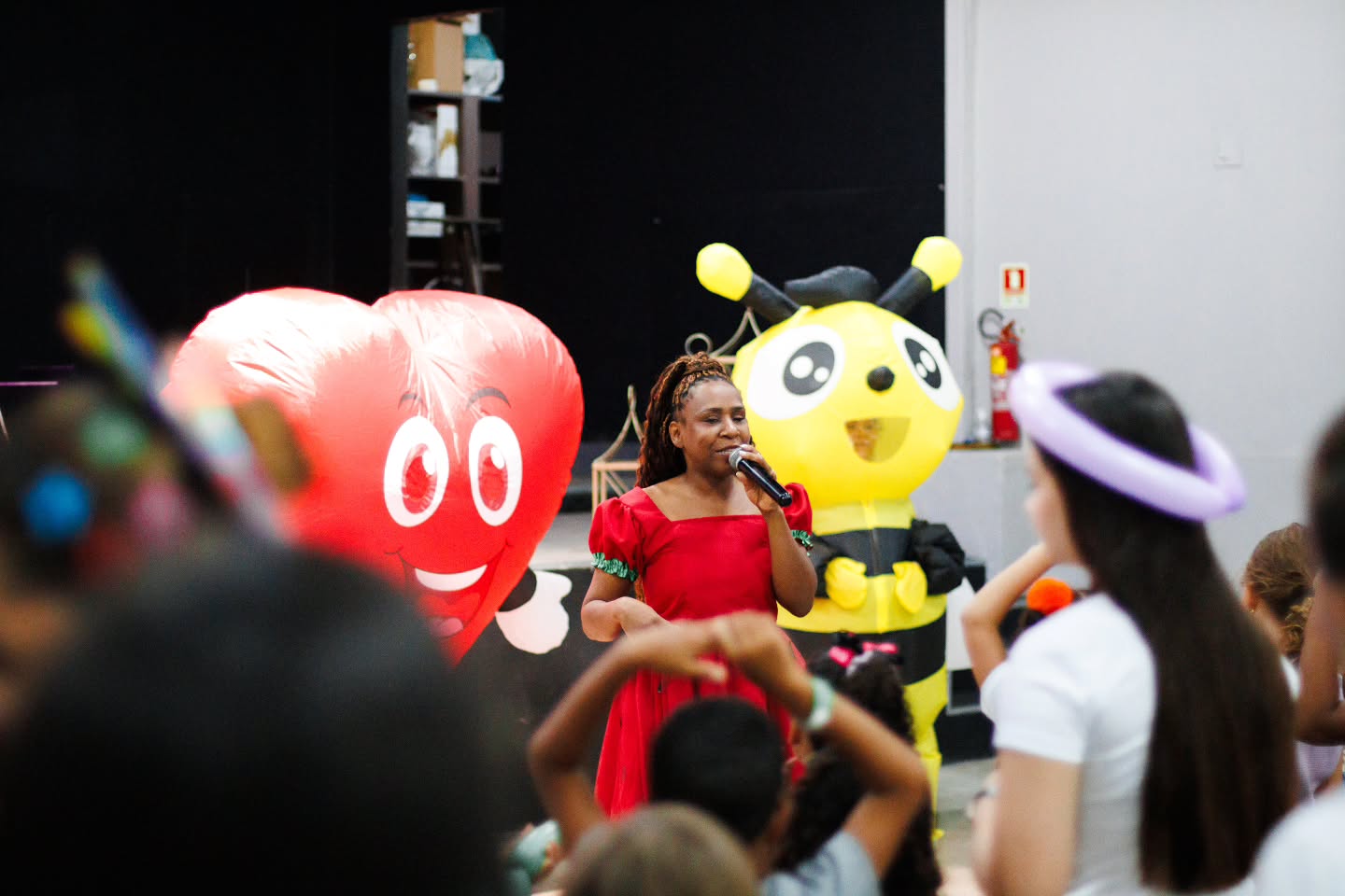 Louvor com personagens infláveis no palco