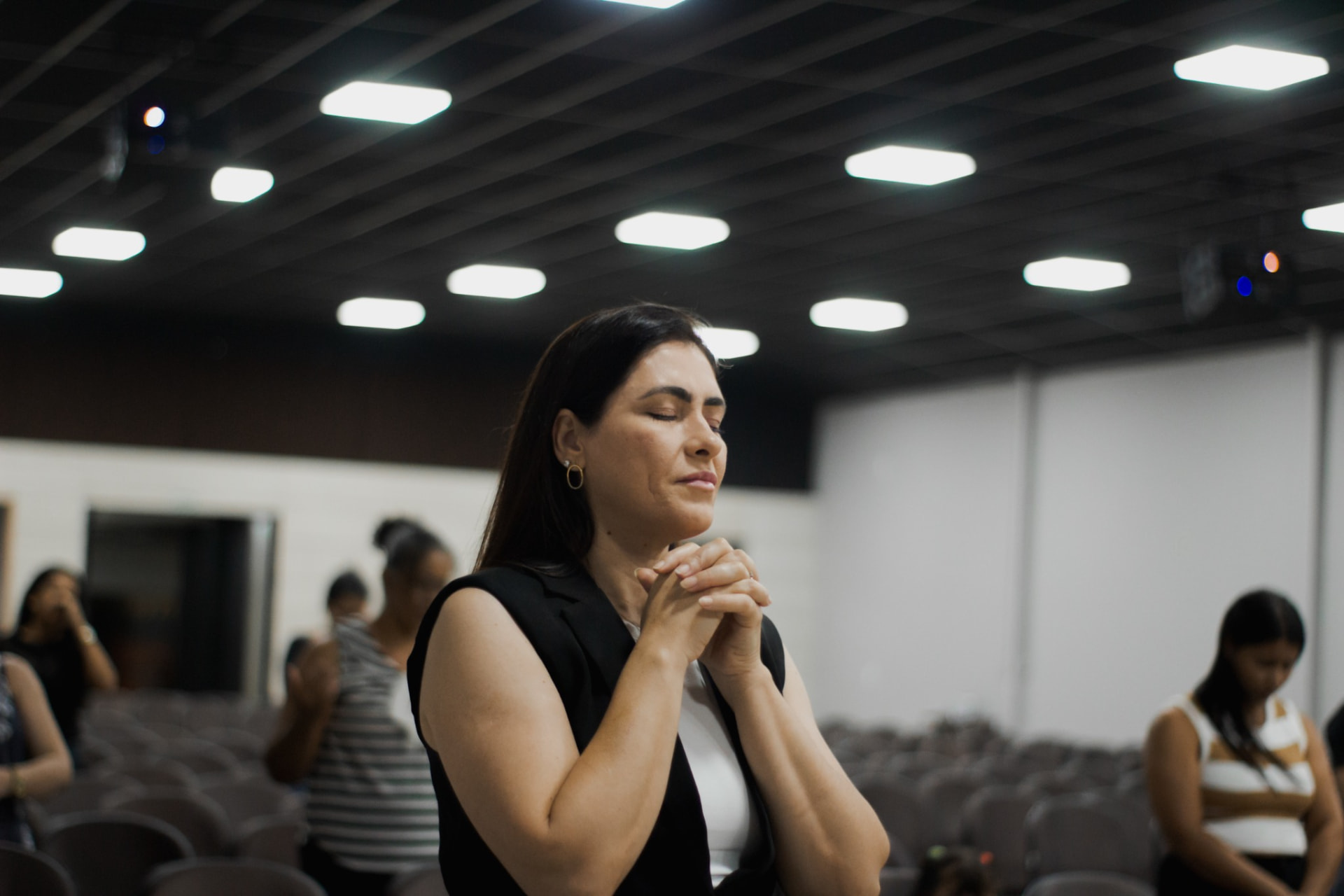 Mulher em oração e reflexão