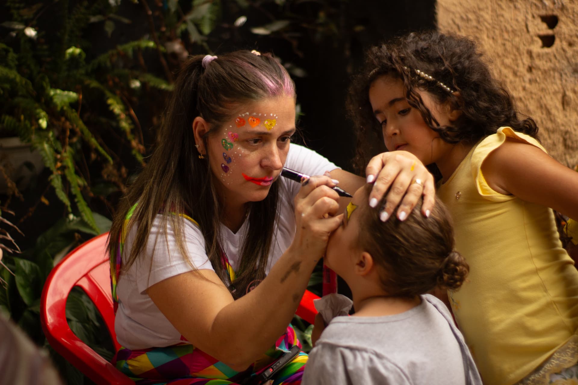 Momento de cuidado durante pintura facial no Kids Essenciais
