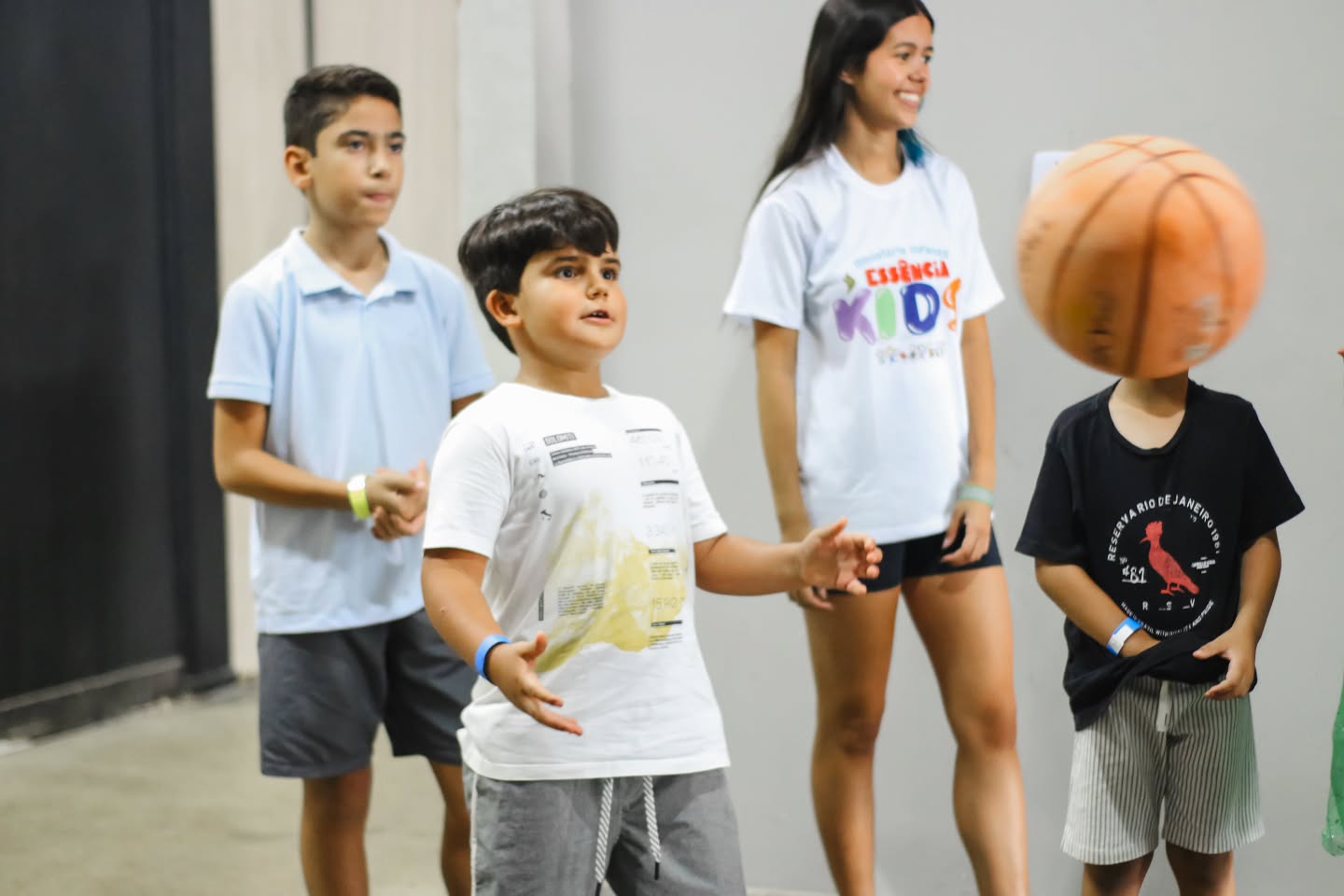 Crianças se divertindo com bola na quadra