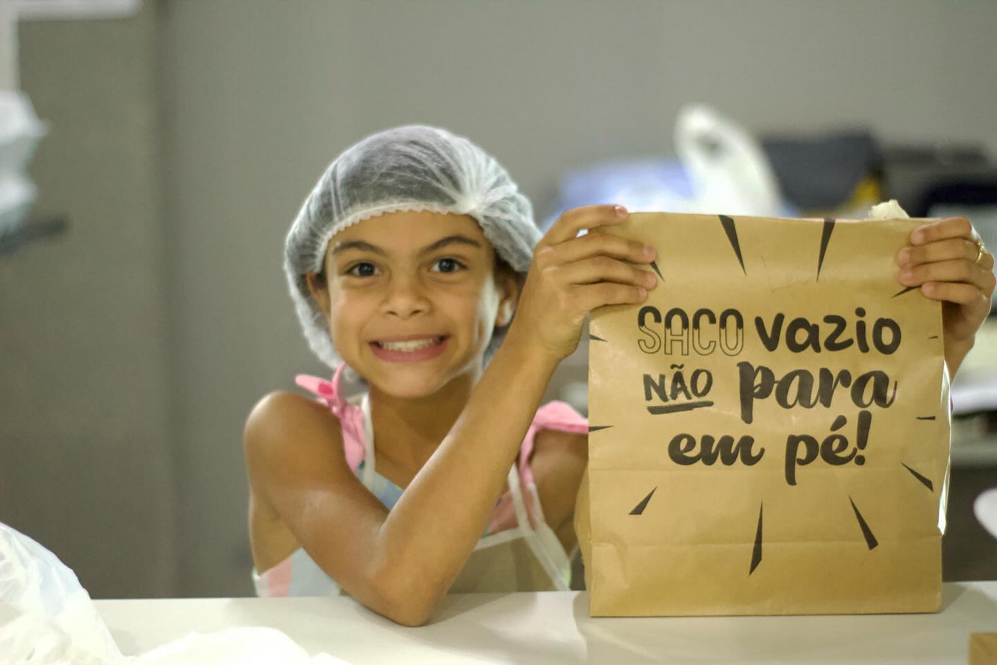 Criança voluntária na Cantina Essencial