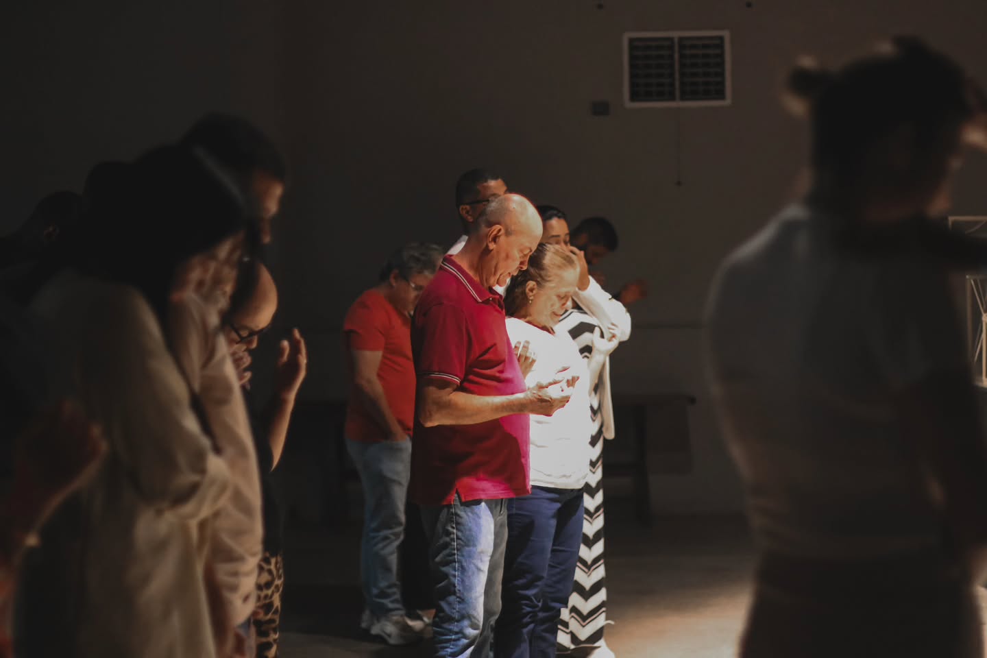 Igreja reunida em oração