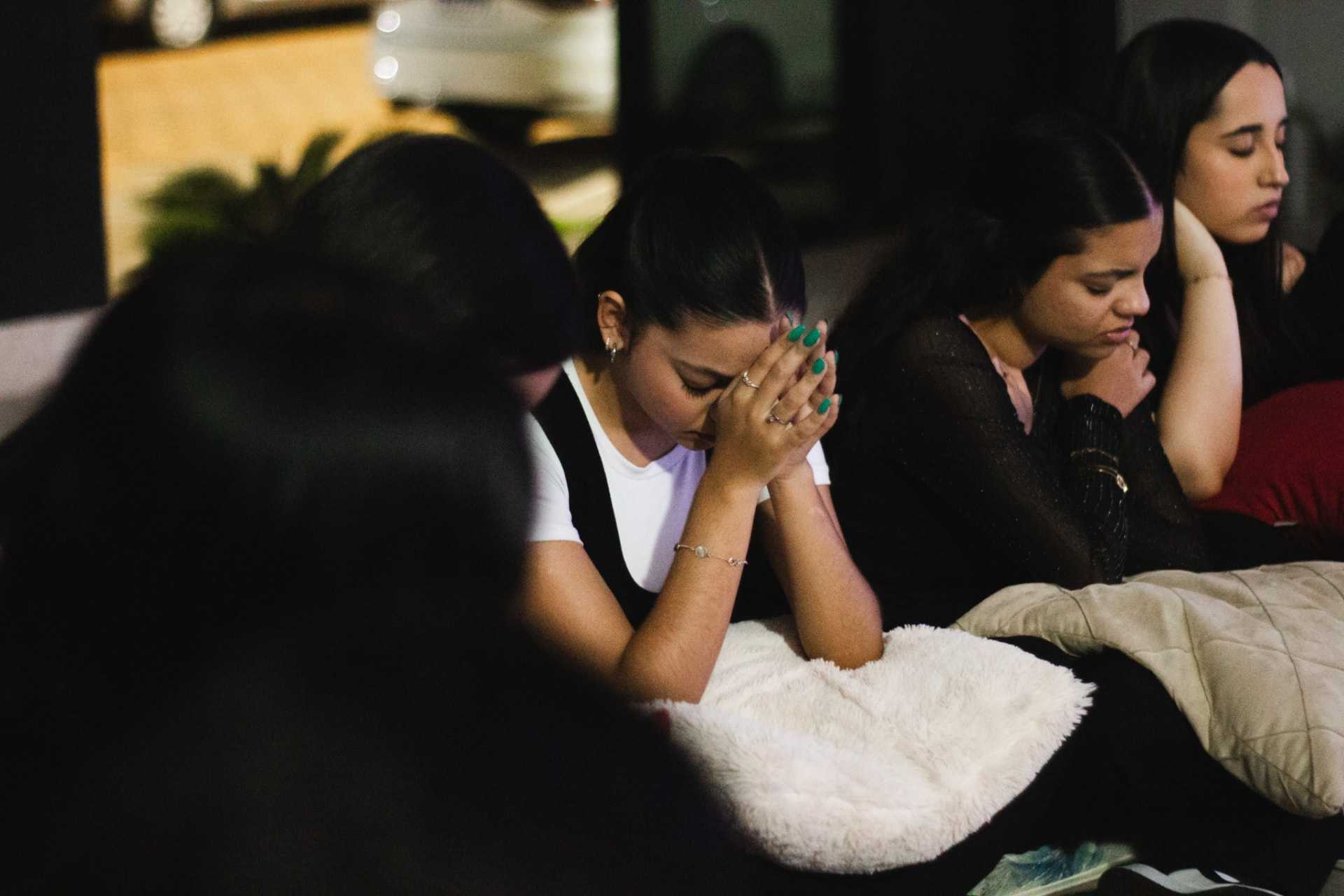 Jovens reunidas em oração