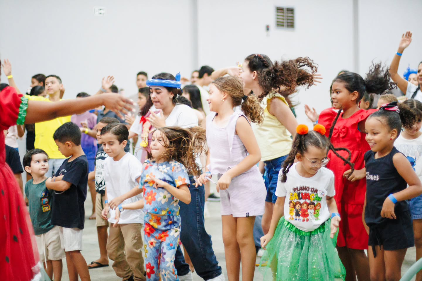Crianças dançando e celebrando juntas