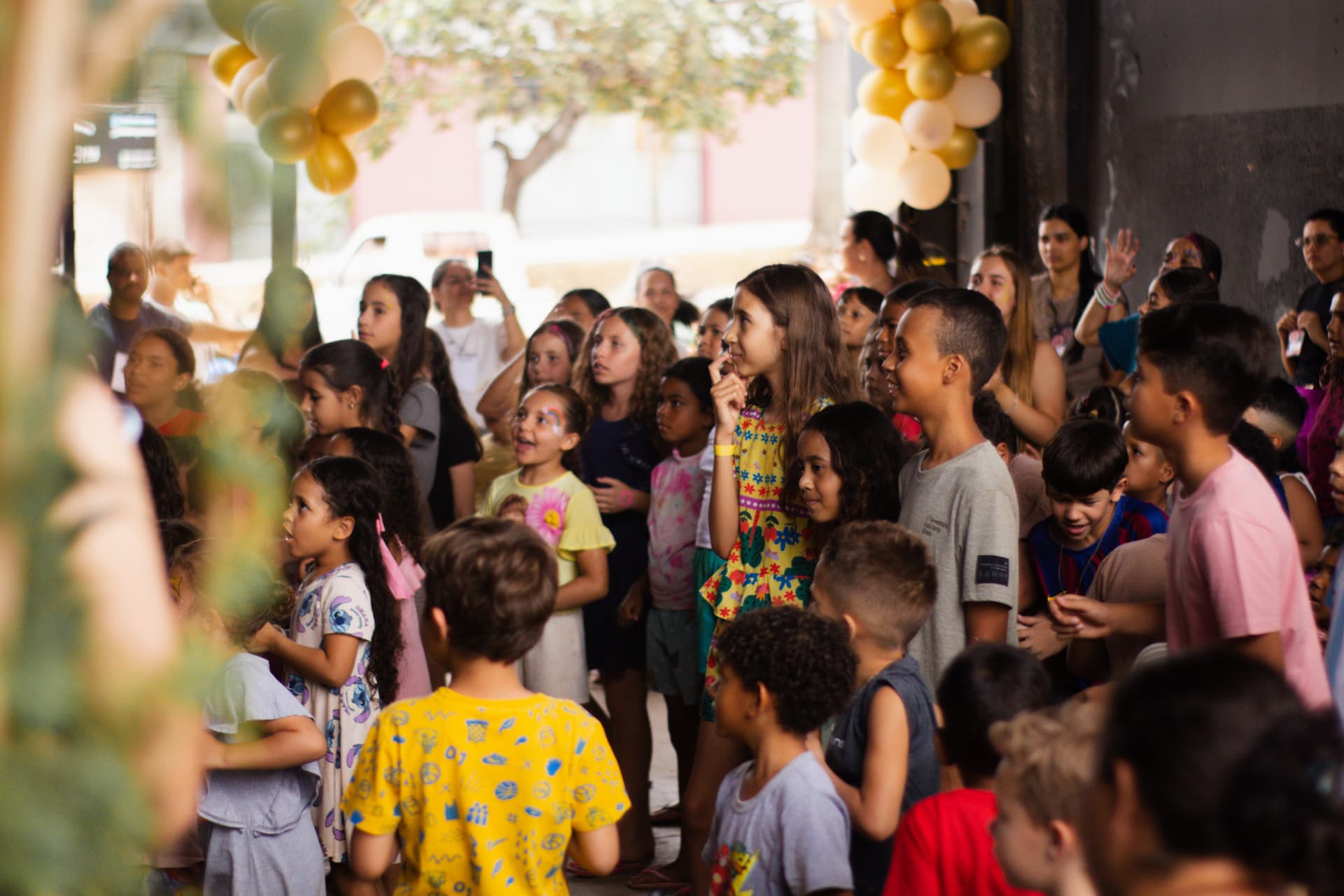 Crianças acompanhando atividade do Kids Essenciais