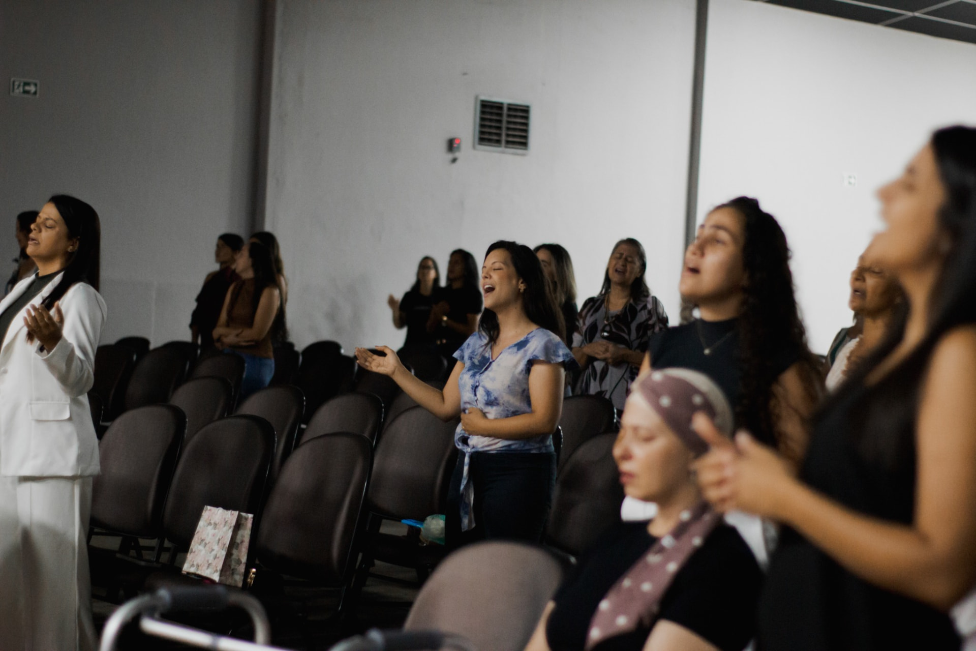 Mulheres em louvor e adoração